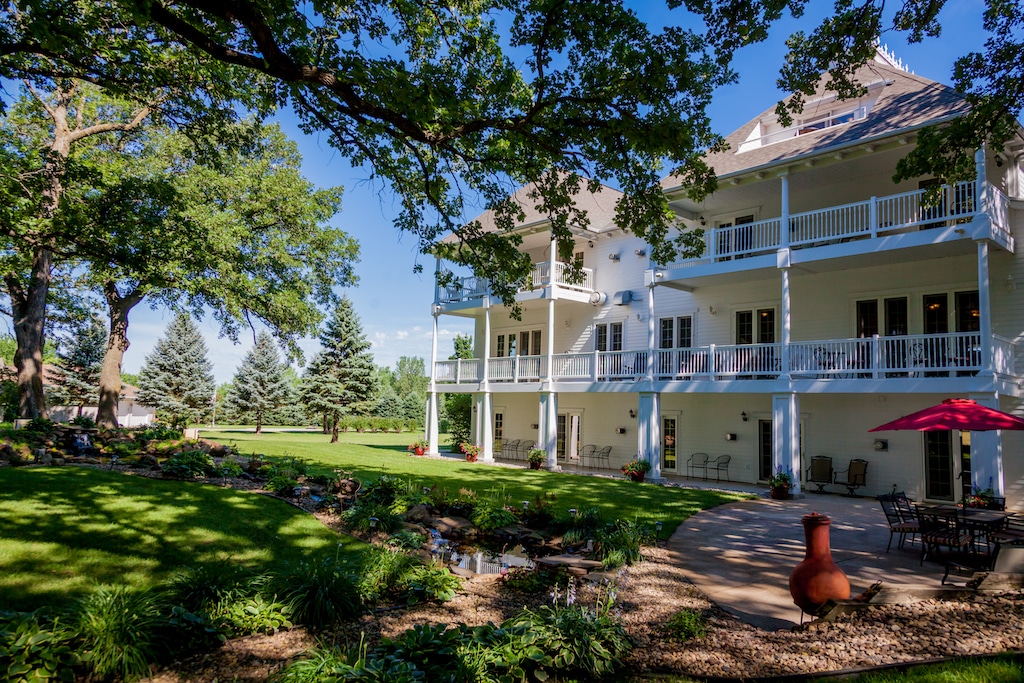 one of the best Spirit Lake Iowa Hotels, the Oakwood Inn in Okoboji