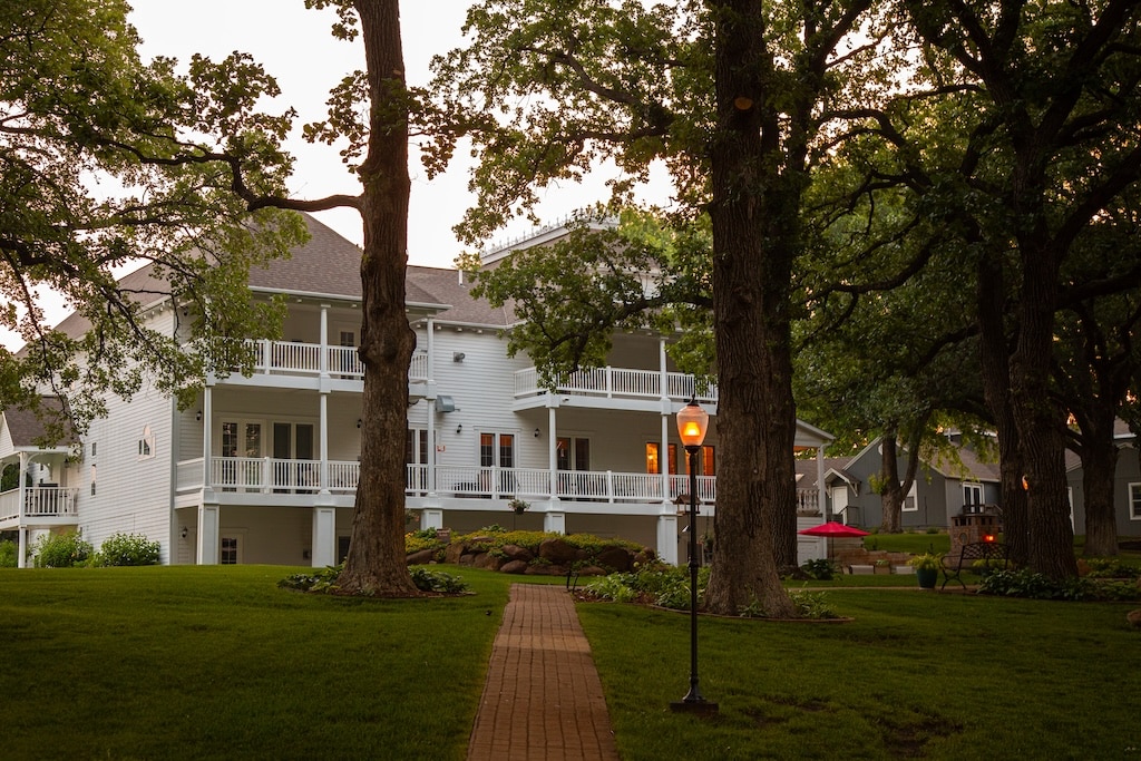 One of the Best Okoboji Hotels for Couples / The Best Things to Do in Iowa For Couples This Fall