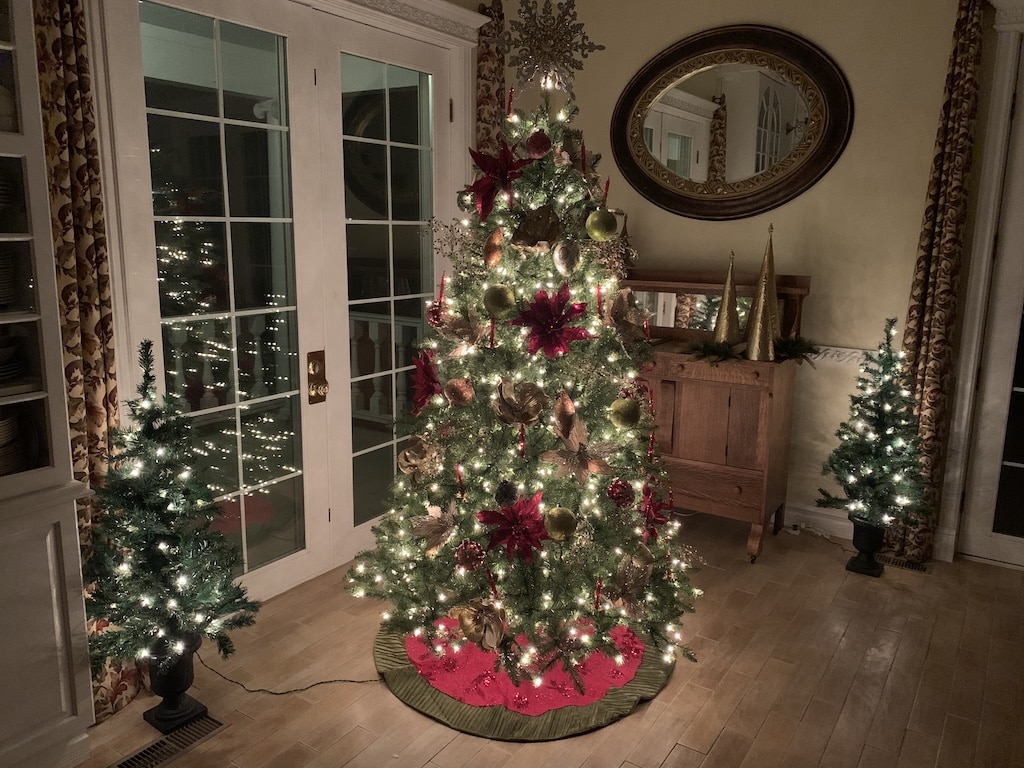 Romantic Winter Getaways in Iowa, photo of a Christmas tree at the Oakwood Inn