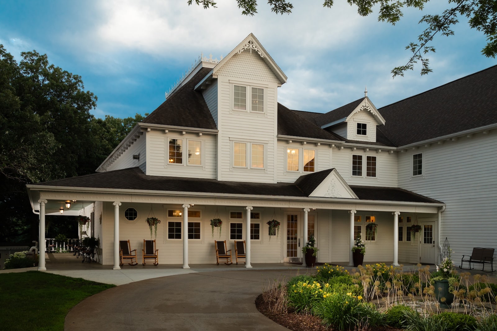 The Best Places to Visit in Iowa: Lake Okoboji 2 The Best Places to Visit in Iowa: photo of the exterior of The Oakwood Inn